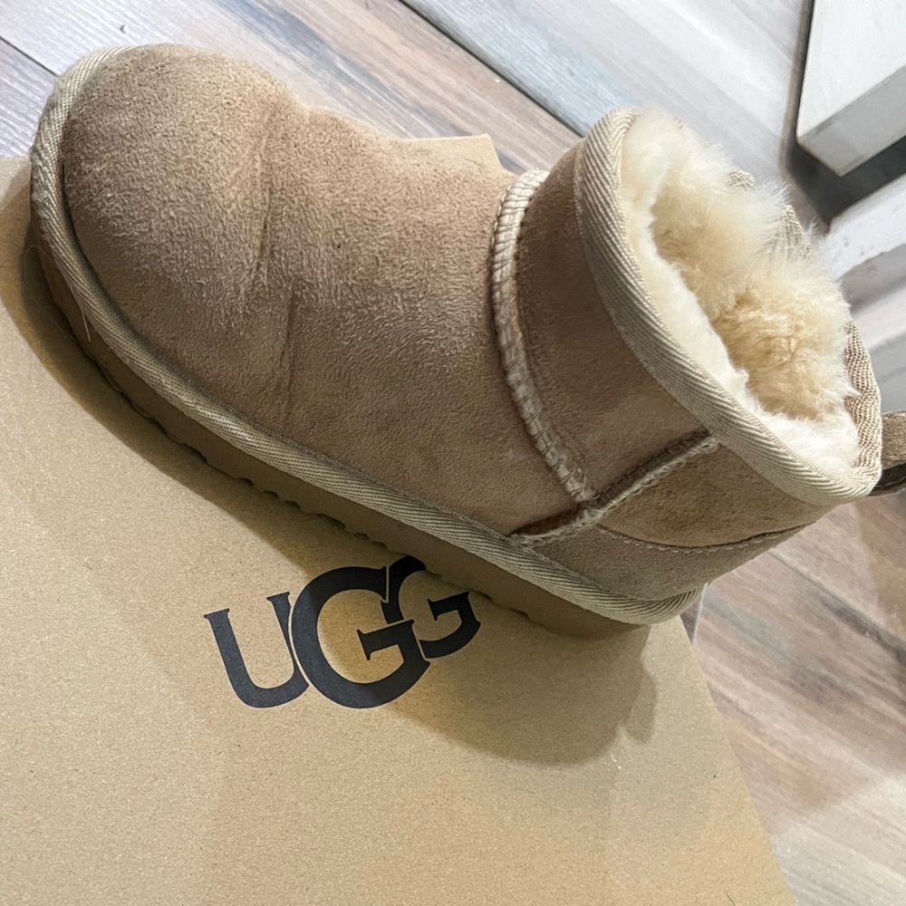 Little Girl UGG Classic Beige Size (12c)